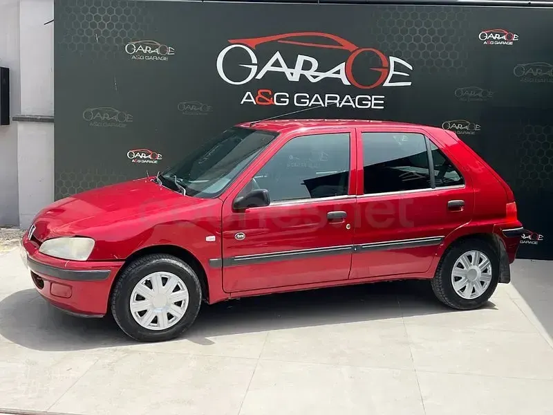 Usado Peugeot 106 60 CV (44 kW) 2001 Granate Utilitario