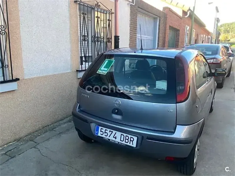 Usado Opel Corsa Enjoy 75 CV (55 kW) 2004 Gris / plata Utilitario