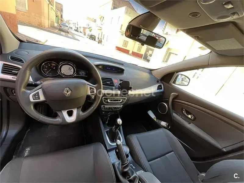 Usado Renault Mégane GrandTour Dynamique 130 CV (95 kW) 2012 Negro Familiar