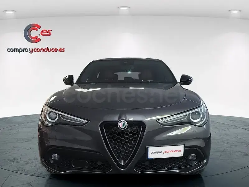 Usado Alfa Romeo Stelvio Veloce 210 CV (154 kW) 2022 Gris / plata SUV