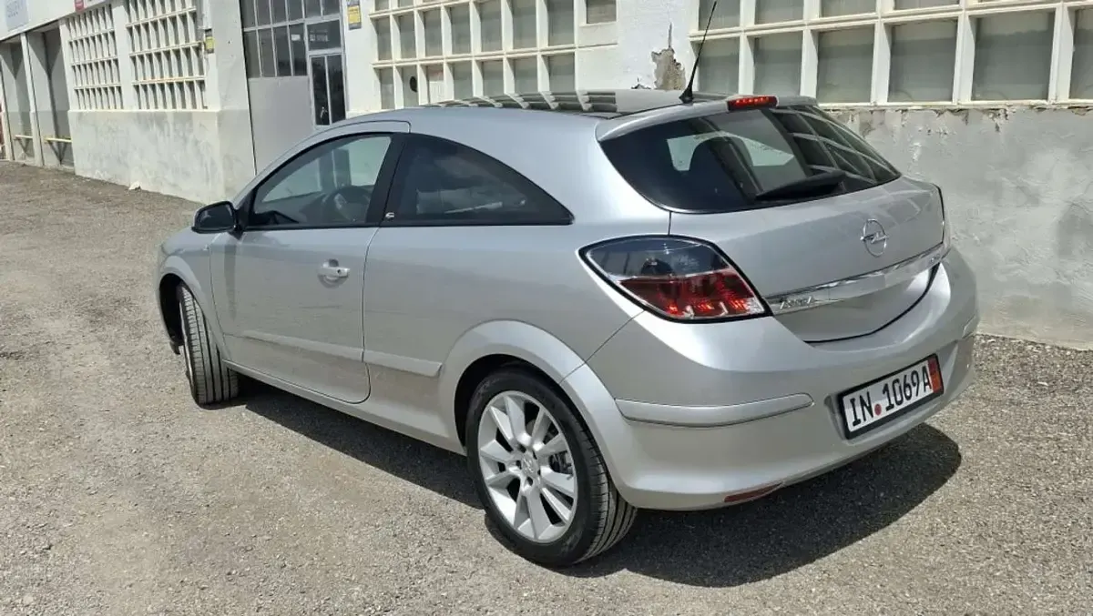 Usado Opel Astra GTC Cosmo 140 CV (102 kW) 2006 Gris Utilitario