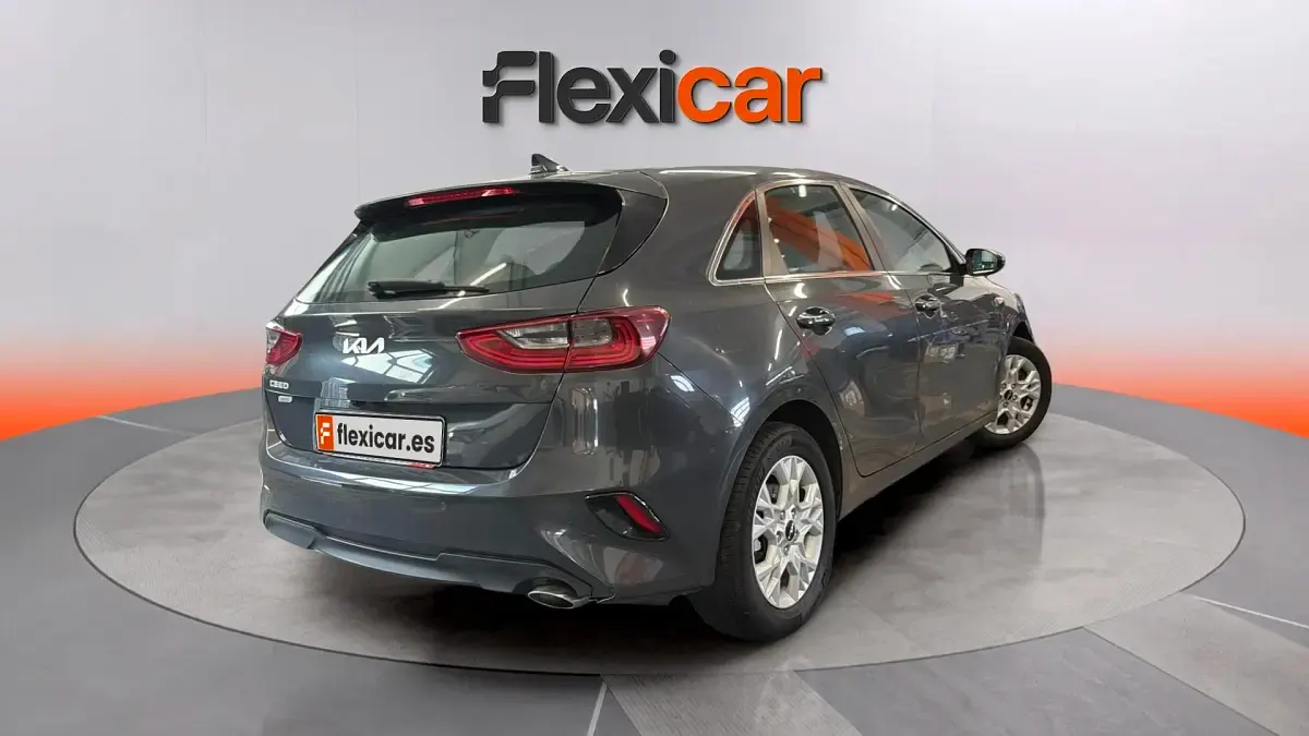 Usado Kia Ceed 136 CV (100 kW) 2023 Gris Utilitario