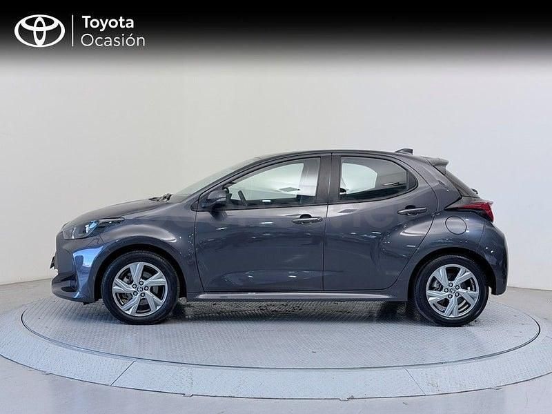 Usado Toyota Yaris Hybrid Active 116 CV (85 kW) 2025 Gris / plata Berlina