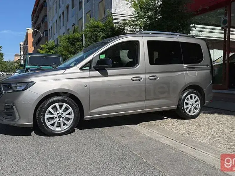 Usado Ford Tourneo Connect Titanium 102 CV (75 kW) 2023 Gris / plata Monovolumen