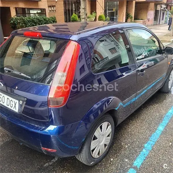Usado Ford Fiesta 80 CV (58 kW) 2005 Azul Utilitario