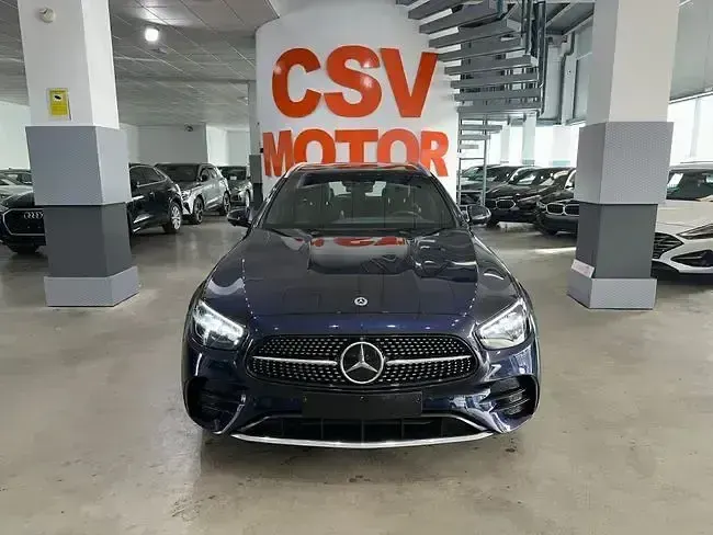 Usado Mercedes E300 AMG line 306 CV (225 kW) 2023 Azul Familiar