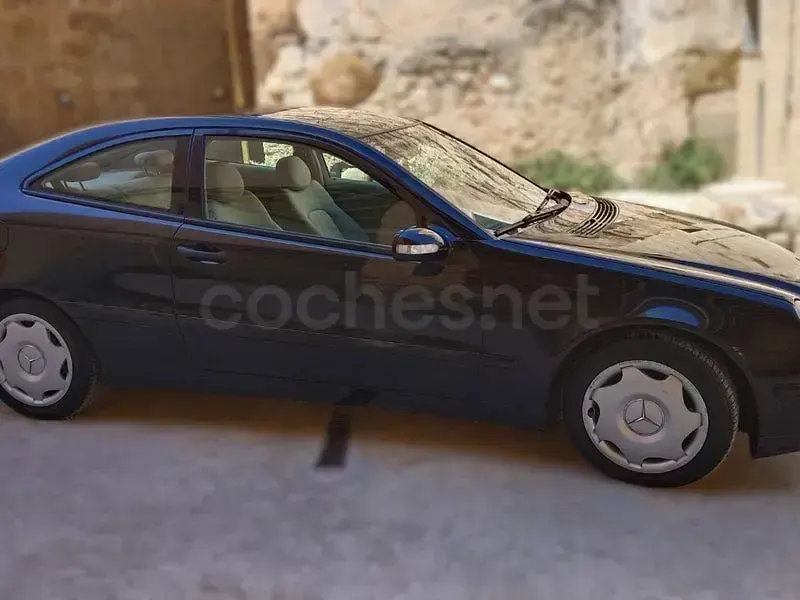Usado Mercedes C180 143 CV (105 kW) 2003 Negro Berlina