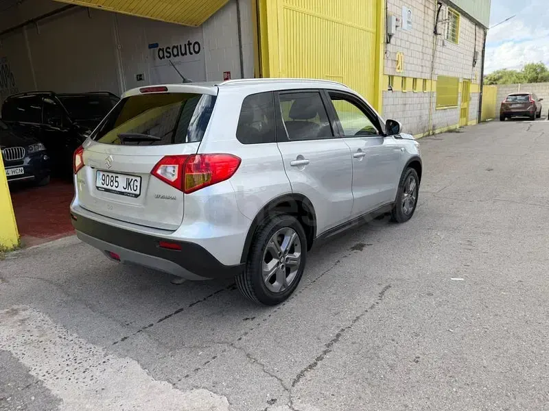 Usado Suzuki Vitara GLX 120 CV (88 kW) 2016 Gris / plata SUV