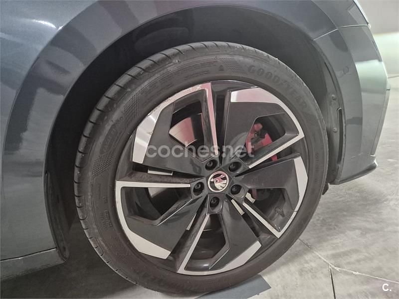 Usado Skoda Octavia RS 245 CV (180 kW) 2022 Gris / plata Familiar