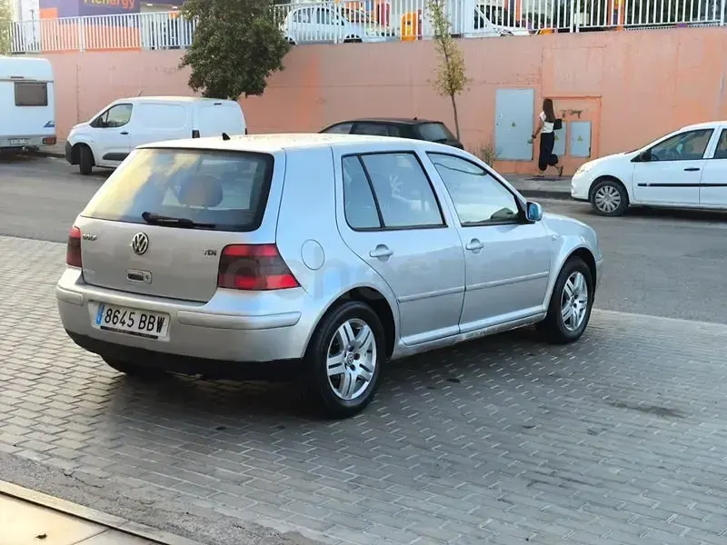 Usado VW Golf IV Highline 115 CV (84 kW) 2001 Gris / plata Berlina