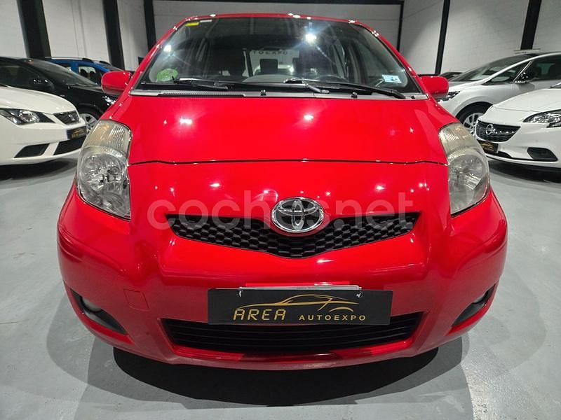 Usado Toyota Yaris Connect Style 101 CV (74 kW) 2011 Rojo Berlina