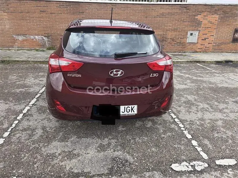 Usado Hyundai i30 GO! 100 CV (73 kW) 2015 Granate Berlina