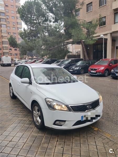 Blanco Usado 2011 Kia Ceed Active Utilitario | 7499 € (Precio justo) - Imagen 1/4