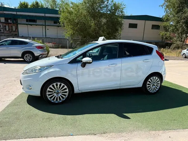 Usado Ford Fiesta Titanium 90 CV (66 kW) 2009 Blanco Berlina