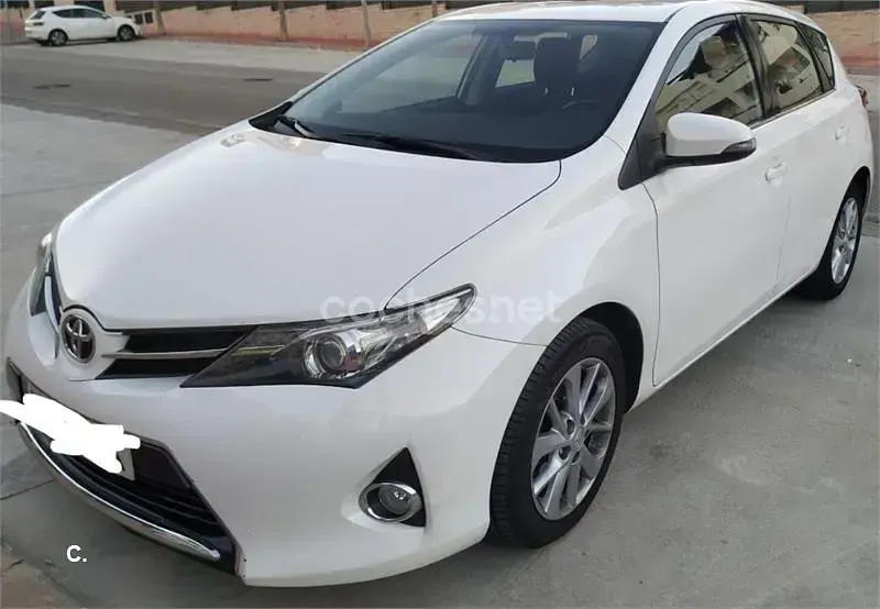 Usado Toyota Auris Active 90 CV (66 kW) 2015 Blanco Berlina
