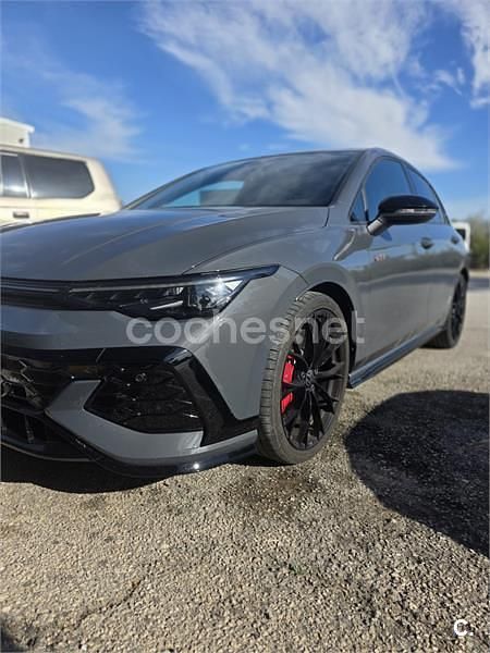 Usado VW Golf VIII GTI Clubsport 301 CV (221 kW) 2025 Gris / plata Berlina