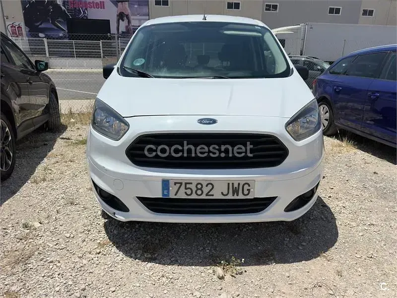 Usado Ford Tourneo Courier Trend 75 CV (55 kW) 2017 Blanco Monovolumen