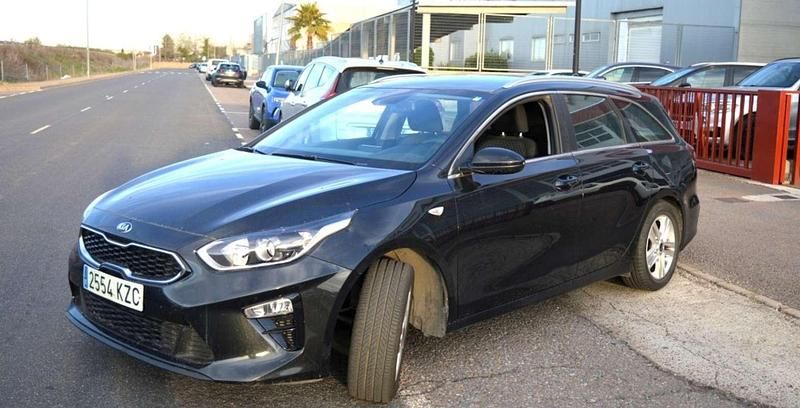 Usado Kia Ceed 116 CV (85 kW) 2019 Gris Utilitario