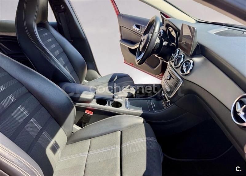 Usado Mercedes GLA180 122 CV (89 kW) 2018 Rojo SUV