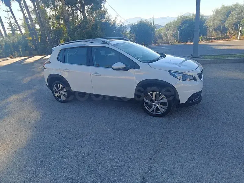 Usado Peugeot 2008 Allure 120 CV (88 kW) 2016 Blanco SUV