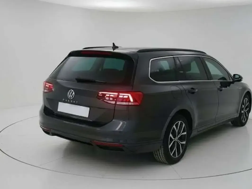 Usado VW Passat Executive 150 CV (110 kW) 2023 Gris Familiar