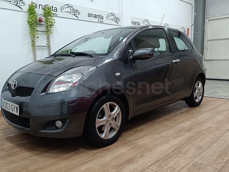 Usado Toyota Yaris Connect Style 101 CV (74 kW) 2010 Gris / plata Utilitario