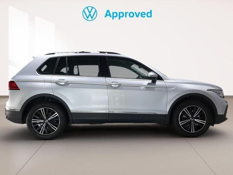 Usado VW Tiguan Life 130 CV (95 kW) 2023 Plata reflex (metalizado) SUV