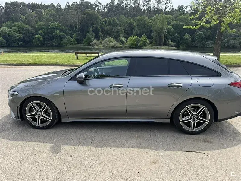 Usado Mercedes CLA200 Shooting Brake 150 CV (110 kW) 2021 Gris / plata Familiar