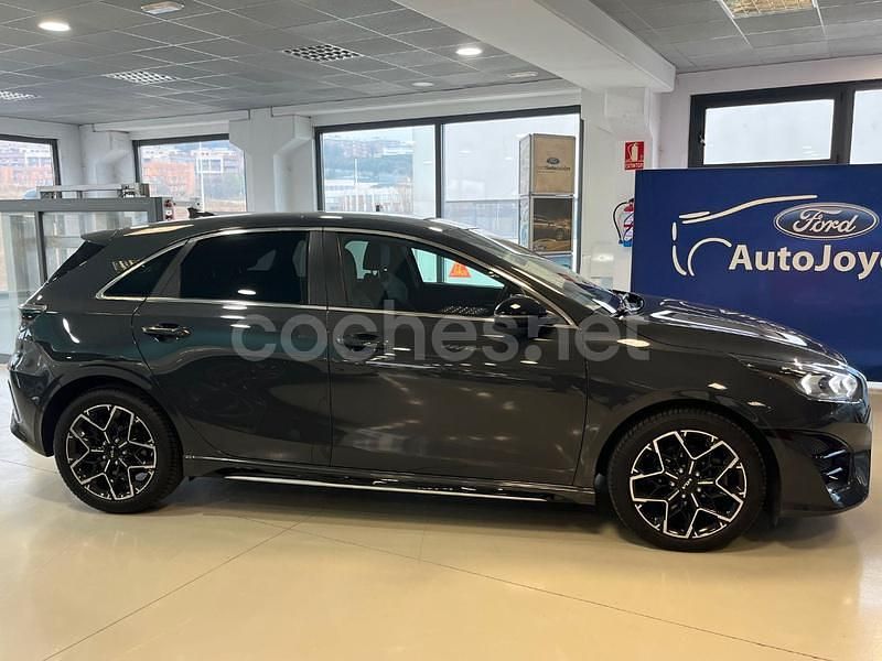 Usado Kia Ceed GT GT-Line 136 CV (100 kW) 2023 Gris / plata Berlina