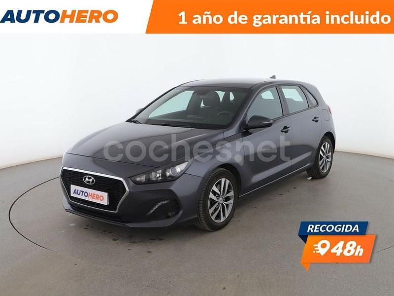 Usado Hyundai i30 120 CV (88 kW) 2019 Gris Berlina