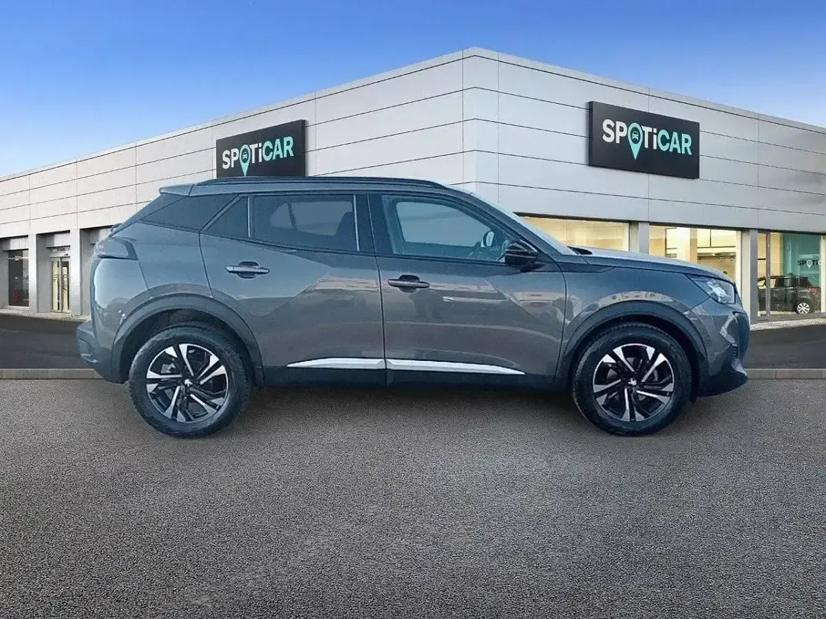 Usado Peugeot 2008 Allure 100 CV (73 kW) 2023 Gris SUV