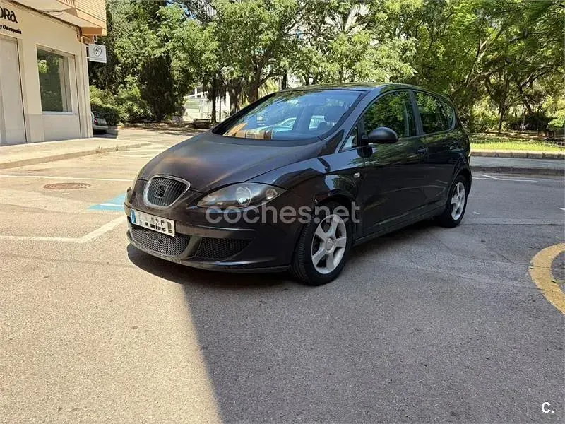 Usado Seat Altea 105 CV (77 kW) 2004 Gris / plata Monovolumen