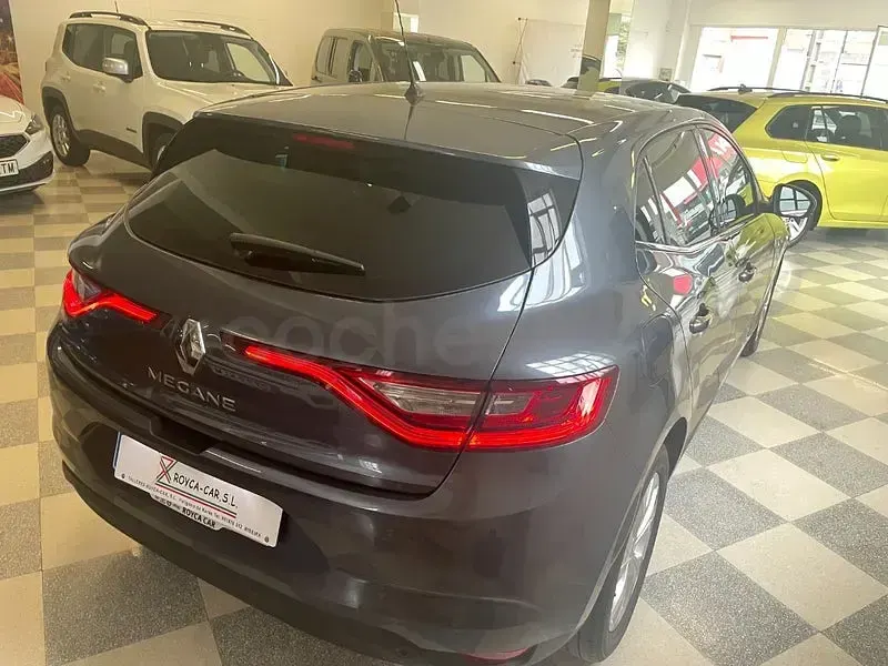 Usado Renault Mégane IV LIMITED 115 CV (84 kW) 2020 Gris / plata Berlina