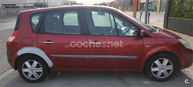 Usado Renault Scénic II Dynamique 105 CV (77 kW) 2006 Granate Monovolumen