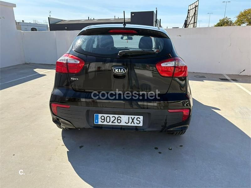 Usado Kia Rio 84 CV (61 kW) 2017 Negro Berlina