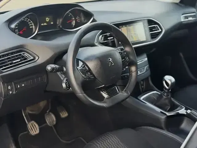 Usado Peugeot 308 Style 120 CV (88 kW) 2016 Blanco Familiar