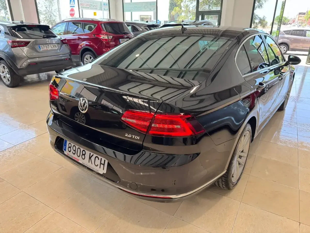 Usado VW Passat Sportline 150 CV (110 kW) 2017 Negro Berlina