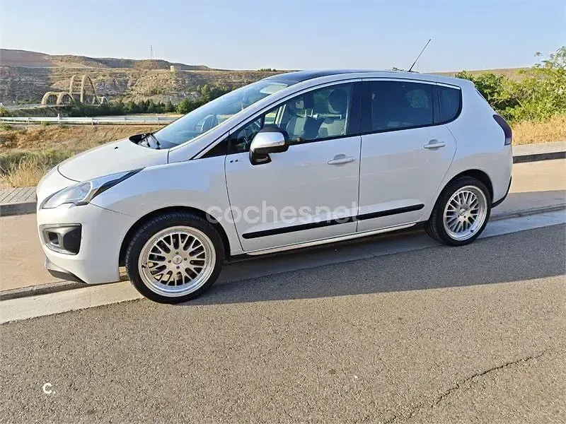 Usado Peugeot 3008 Allure 115 CV (84 kW) 2014 Blanco Familiar
