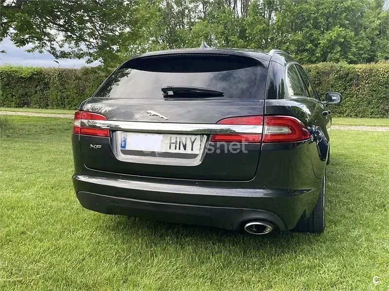 Usado Jaguar XF Sportbrake Luxury 200 CV (147 kW) 2013 Gris / plata Familiar