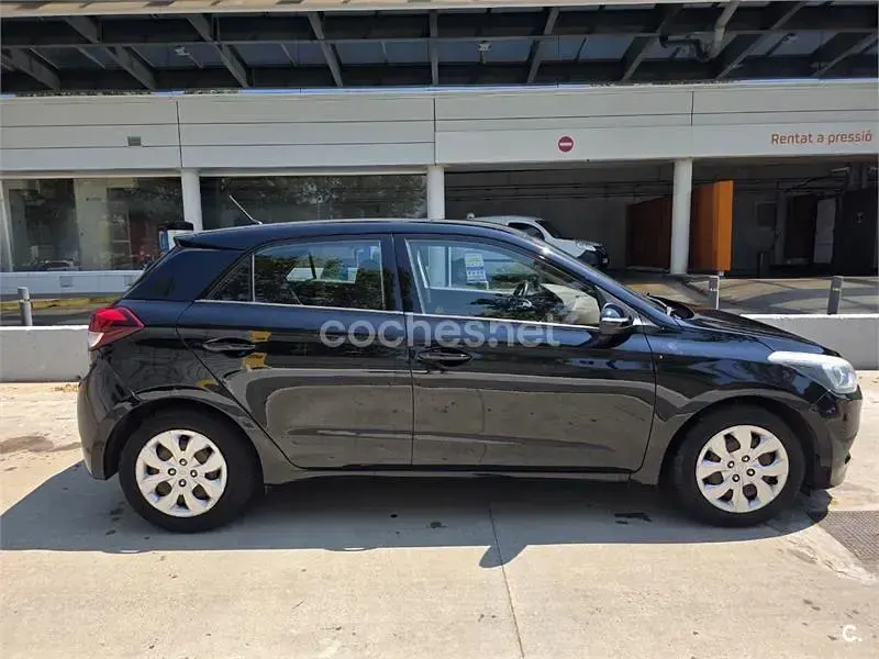 Usado Hyundai i20 84 CV (61 kW) 2016 Negro Berlina