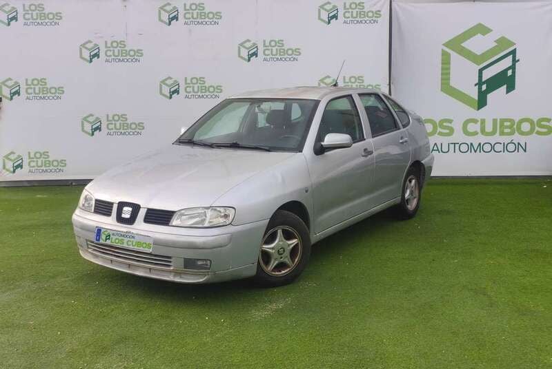 Gris Usado 2000 Seat Cordoba Stella Utilitario | 1999 € (Buen precio) - Imagen 1/4