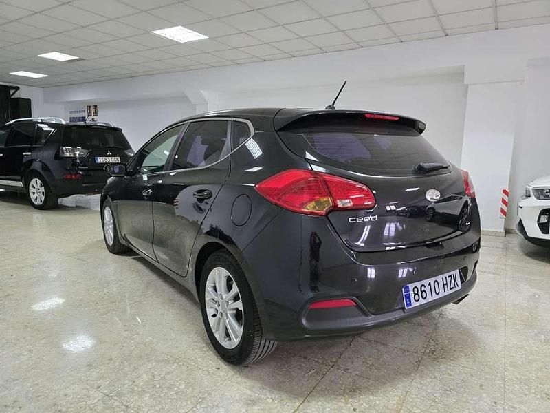 Usado Kia Ceed 90 CV (66 kW) 2014 Negro Utilitario