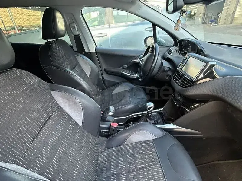 Usado Peugeot 2008 Allure 115 CV (84 kW) 2014 Blanco SUV