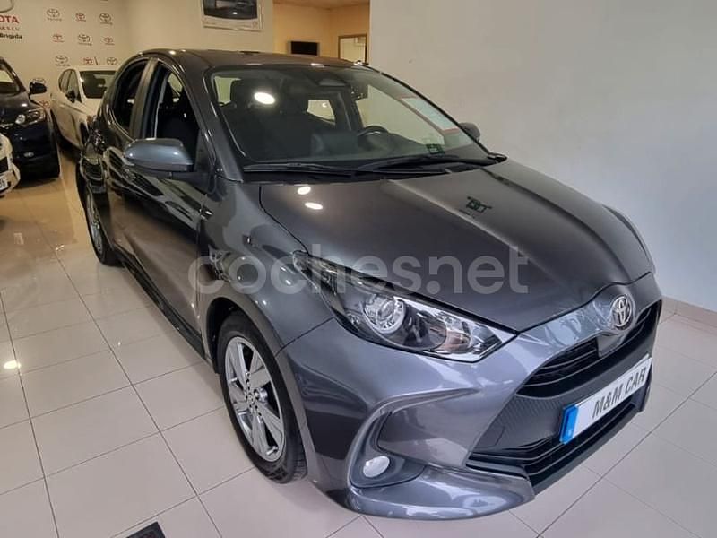 Gris / plata Usado 2024 Toyota Yaris Hybrid Business Edition Berlina | 17.995 € (Super precio) - Imagen 1/4