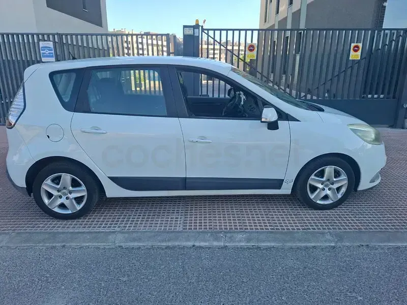 Usado Renault Scénic III Expression 95 CV (69 kW) 2013 Blanco Monovolumen