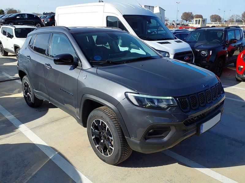 Usado Jeep Compass Trailhawk 240 CV (176 kW) 2022 Gris / plata SUV
