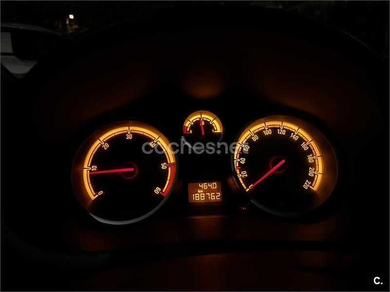 Rojo Usado 2011 Opel Corsa Berlina | 4900 € (Precio justo) - Imagen 1/4