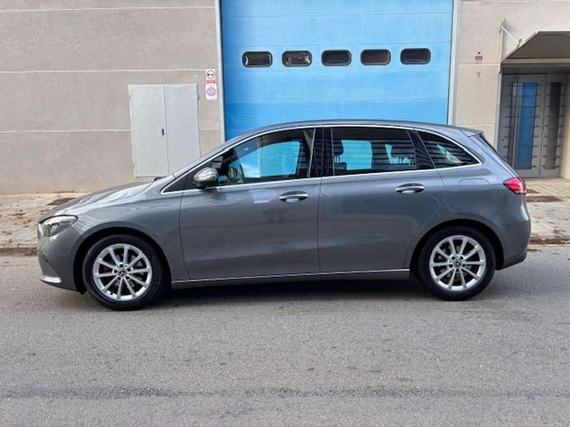 Usado Mercedes B180 136 CV (100 kW) 2021 Gris / plata Monovolumen