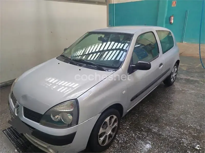 Usado Renault Clio II Authentique 60 CV (44 kW) 2003 Gris / plata Berlina