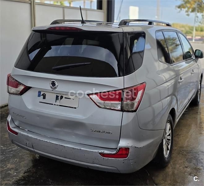 Usado Ssangyong (KGM) Rodius 155 CV (114 kW) 2013 Gris / plata Monovolumen